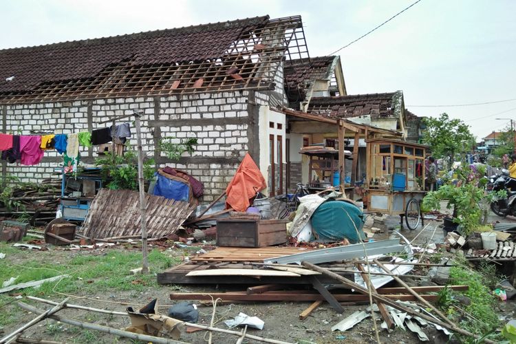 Beberapa rumah warga Desa Banter di Kecamatan Benjeng, Gresik, rusak diterjang angin puting beliung.
