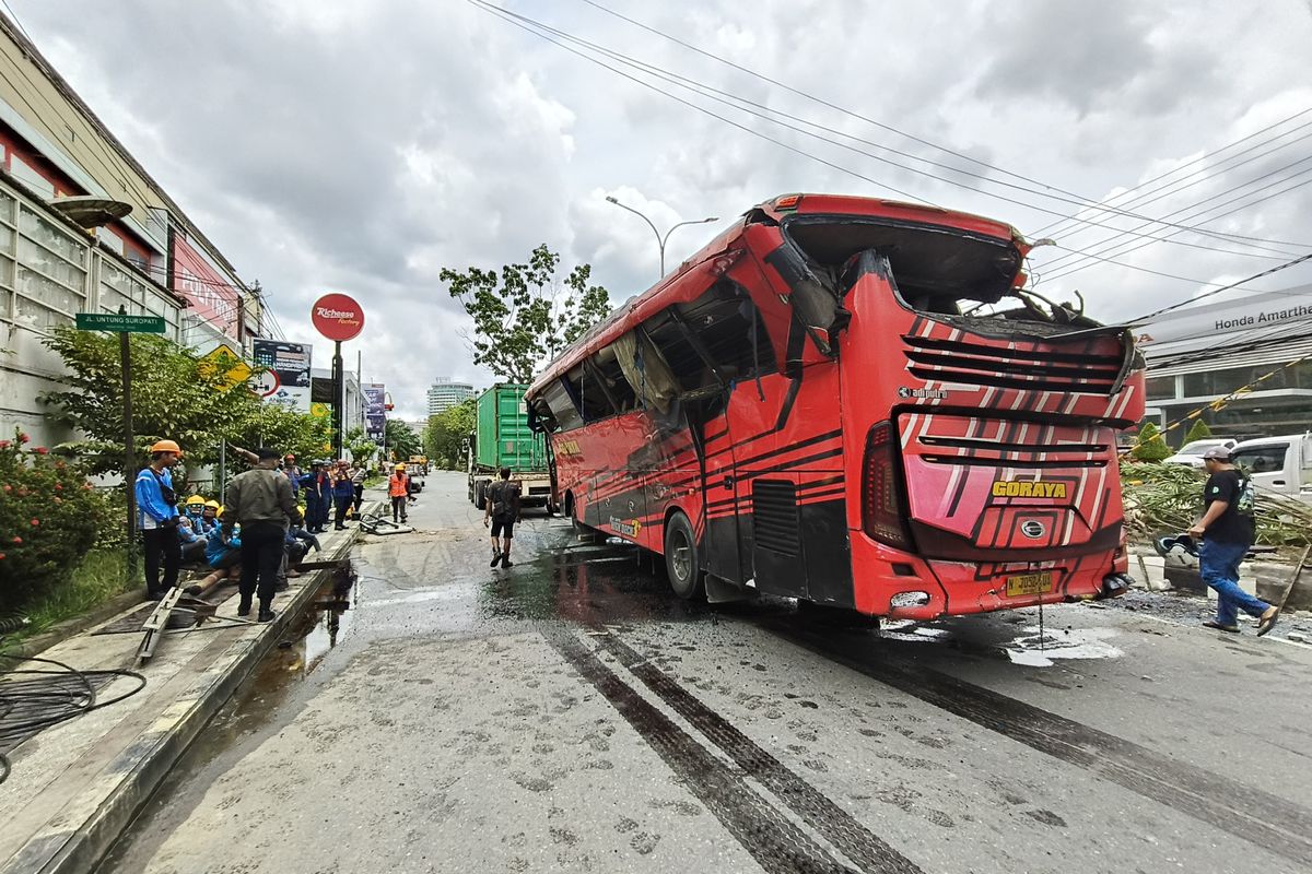 Bus pariwisata terguling setelah menghantam median dan tiang listrik di Jalan P Untung Suropati, Samarinda, Kalimantan Timur, Senin (9/3/2026) pagi. Bus diduga mengalami rem blong saat melaju dari arah Jembatan Mahakam menuju pusat kota.