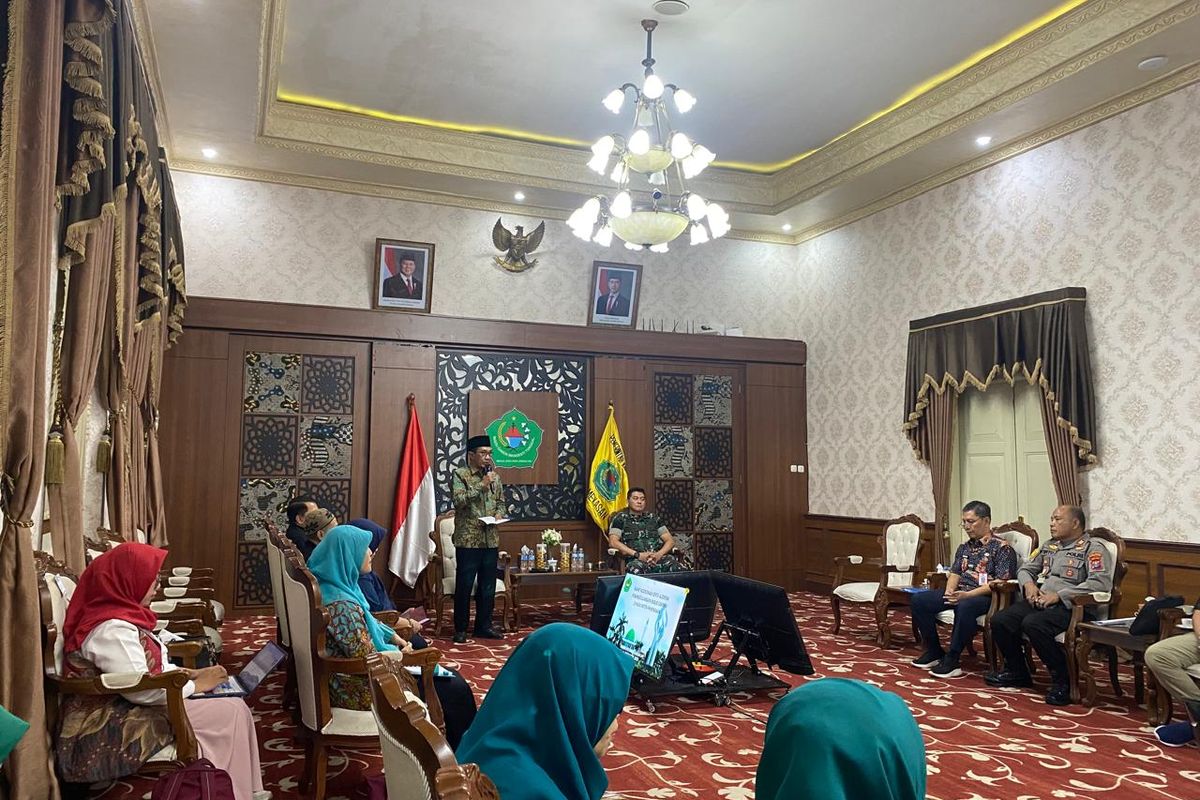 Bupati Pamekasan Kholilurrahman menyampaikan kendala efisiensi untuk mendeklarasikan KLB Campak di Pendopo Ronggosukowati pekan lalu.