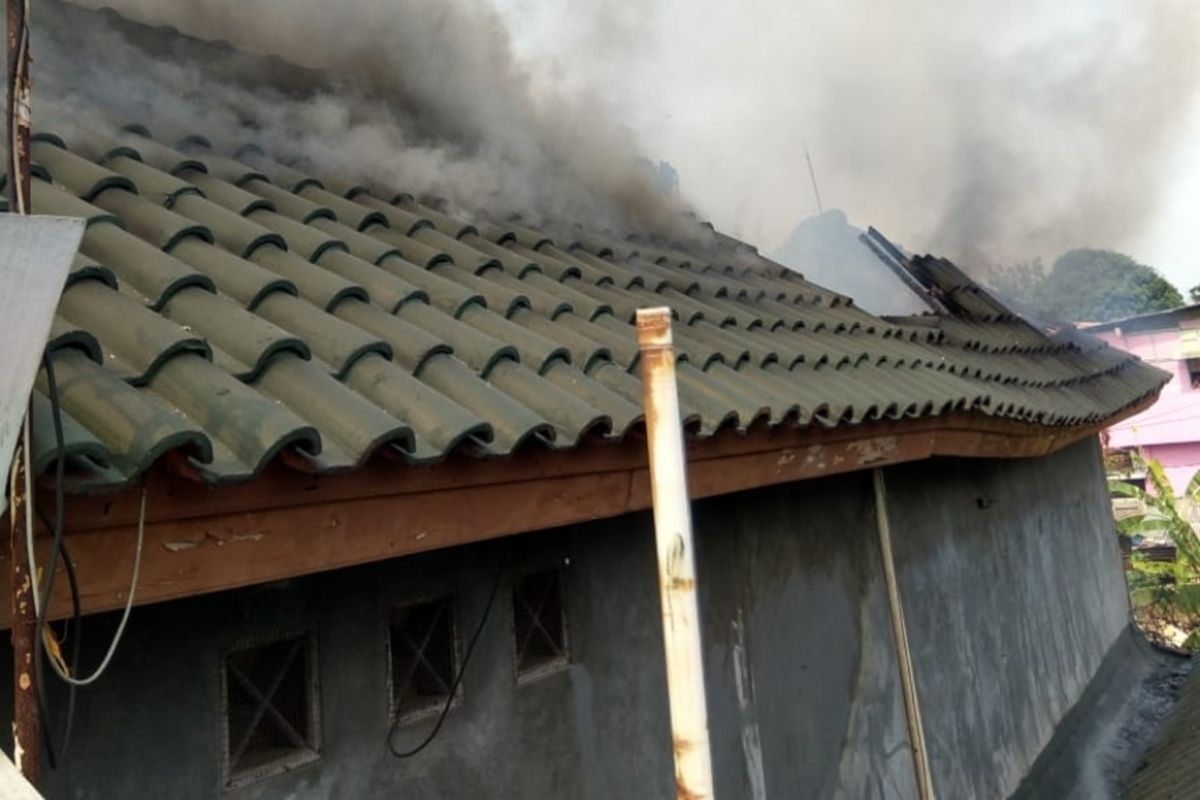 Satu unit rumah tinggal dua lantai di Jalan Kelapa Dua Wetan, RT 08, RW 01, Kelurahan Kelapa Dua Wetan, Kecamatan Cipayung, Jakarta Timur, terbakar, Jumat (11/10/2019).