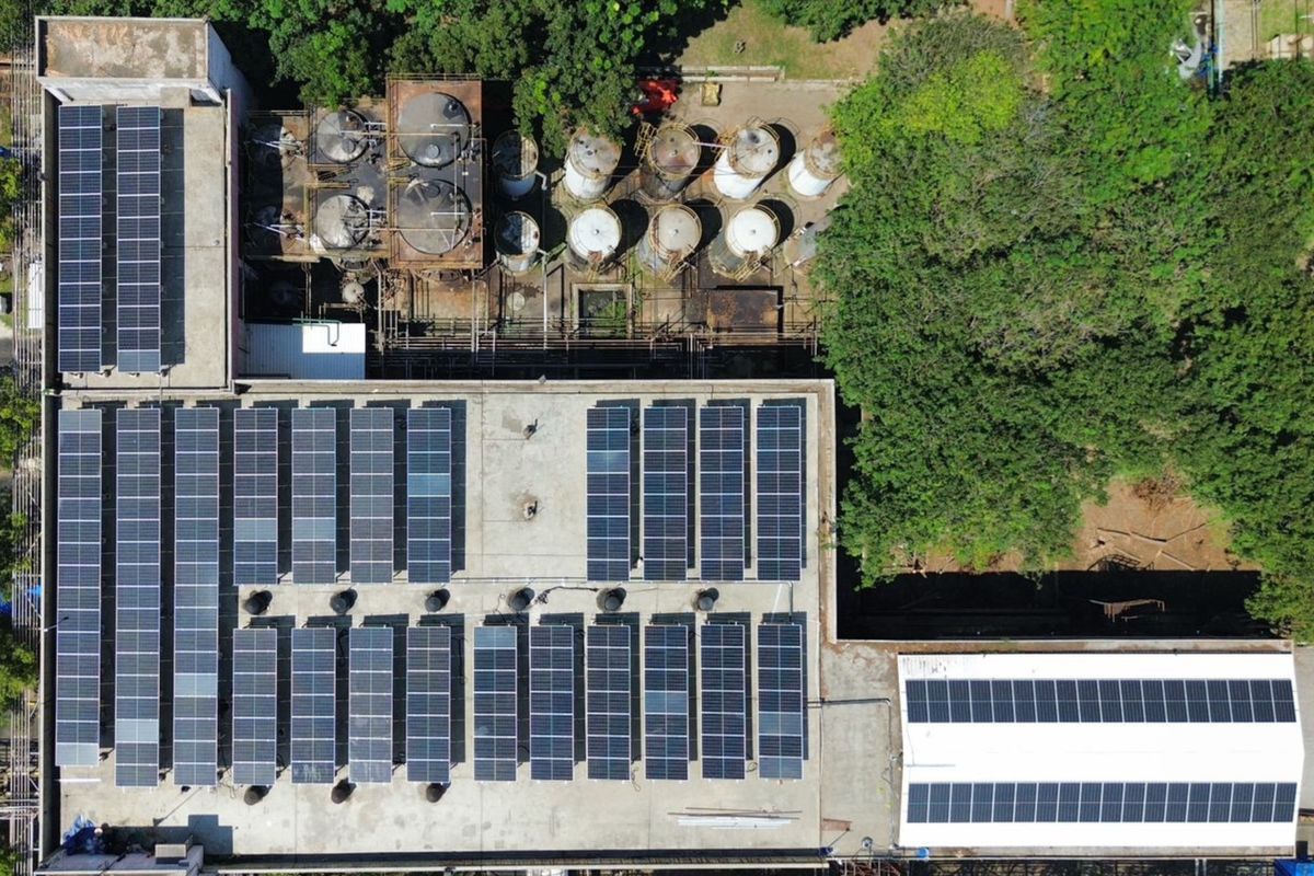 PT Dunia Kimia Jaya (DKJ) resmi mengoperasikan sistem panel surya perdana. 