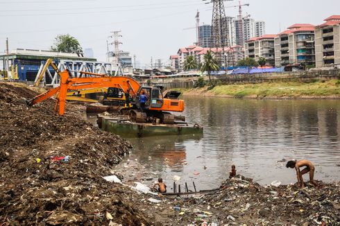 Sampah Kayu hingga Kulkas Kiriman Daerah Hulu Kerap Ditemukan di Kanal Banjir Barat