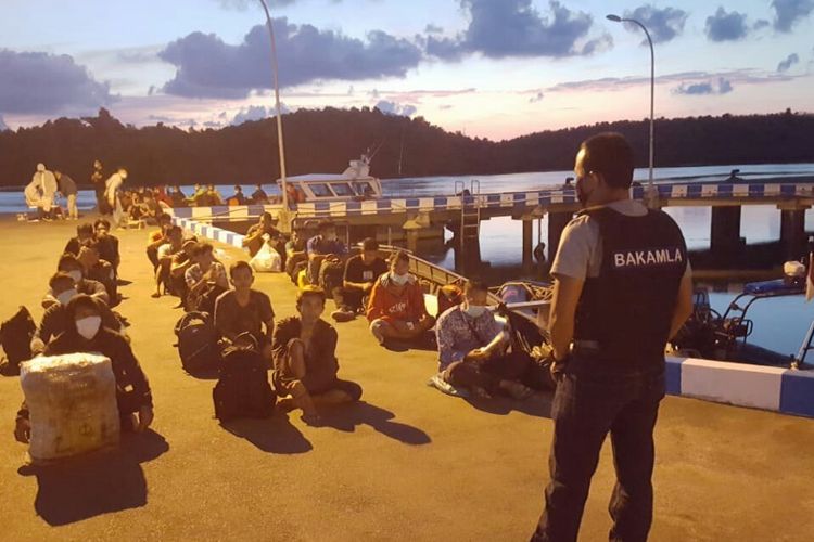 Bakamla amankan 47 TKI dari Malaysia yang masuk lewat pelabuhan tikus