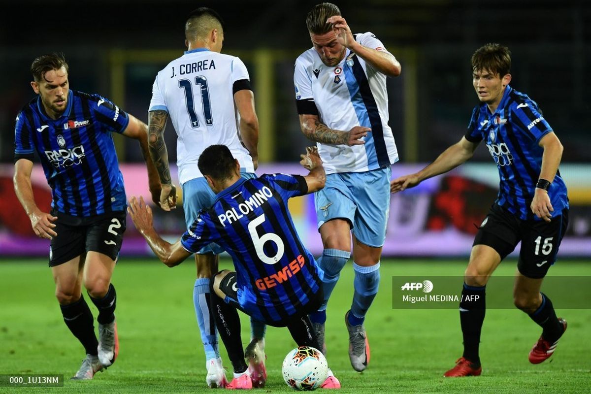 (Ki-Ka) Rafael Toloi, Joaquin Correa, Jose Luis Palomino, Sergej Milinkovic-Savic, Marten de Roon berduel memperebutkan bola pada laga Atalanta vs Lazio di Stadio Azzurri dItalia dalam lanjutan pekan ke-27 Serie A, kasta teratas Liga Italia, Rabu (24 Juni 2020).