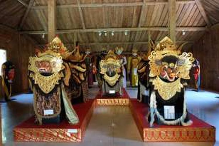 Koleksi barong di  Rumah Topeng dan Wayang Setia Darma, Gianyar, Bali. 
