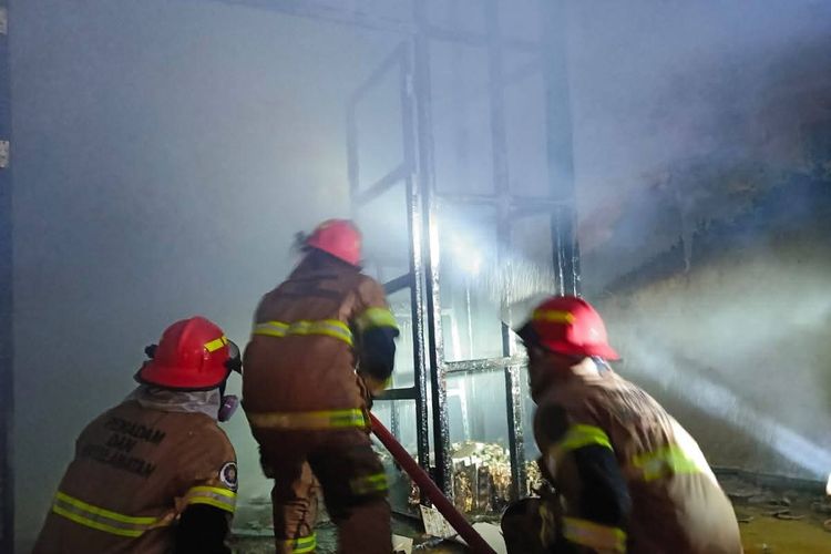 Padamkan Kebakaran Gudang Rokok di Nunukan, Dua Petugas Lemas Terpapar Asap