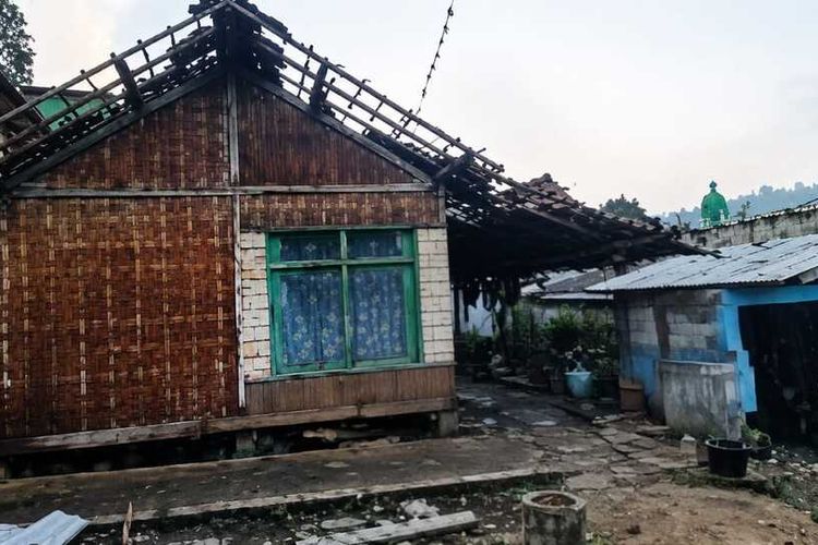 Angin Kencang di Cimenyan akibatkan Rumah dan Sekolah Rusak, Petugas Bersihkan Pohon Tumbang