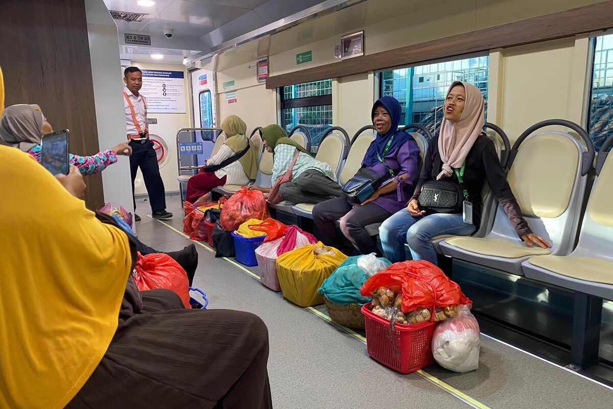 Sejumlah pedagang mulai naik Kereta Khusus Petani-Pedagang resmi beroperasi Senin (1/12/2025) untuk relasi Stasiun Rangkasbitung-Merak.