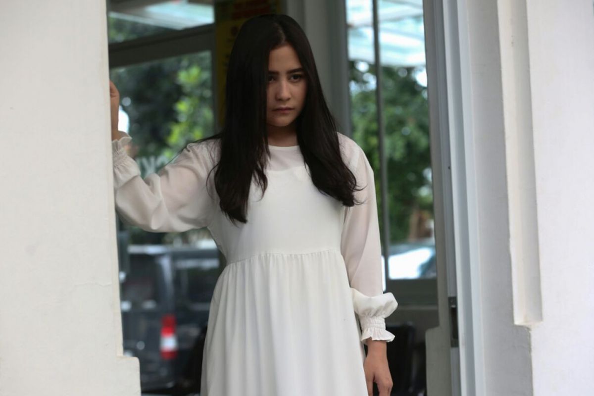 Prilly Latuconsina di lokasi shooting film horor Danur 2, Rumah Sakit Khusus Ibu dan Anak (RSKIA) Sawojajar, Bogor, Jawa Barat, Jumat (5/1/2018).