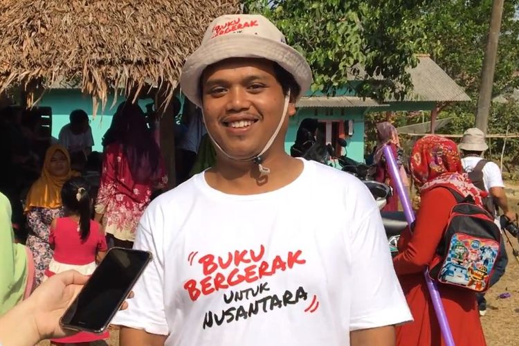 Munawir Syahidi, pendiri Taman Bacaan Masyarakat (TBM) Saung Huma, dalam acara ?Buku Bergerak untuk Nusantara? yang merupakan seremoni serah terima hibahan dana dan buku yang diselenggarakan di Pandeglang, Banten (10/9).