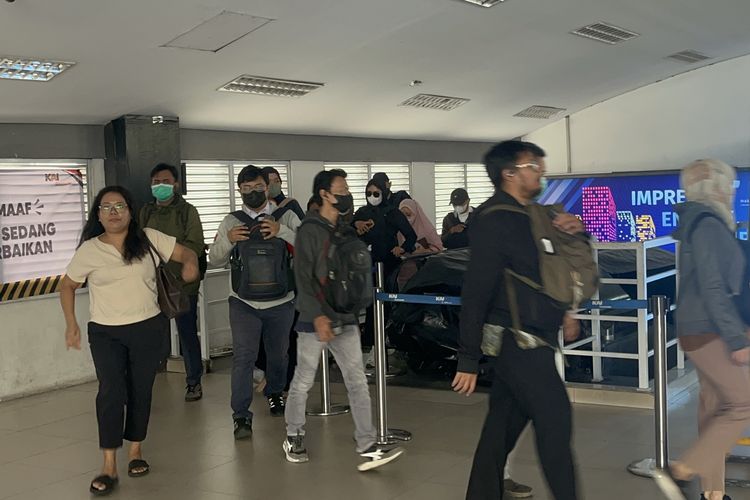 Padatnya Stasiun Duri di Senin Pagi Imbas Eskalator Rusak, Pengguna Berdesakan Naik