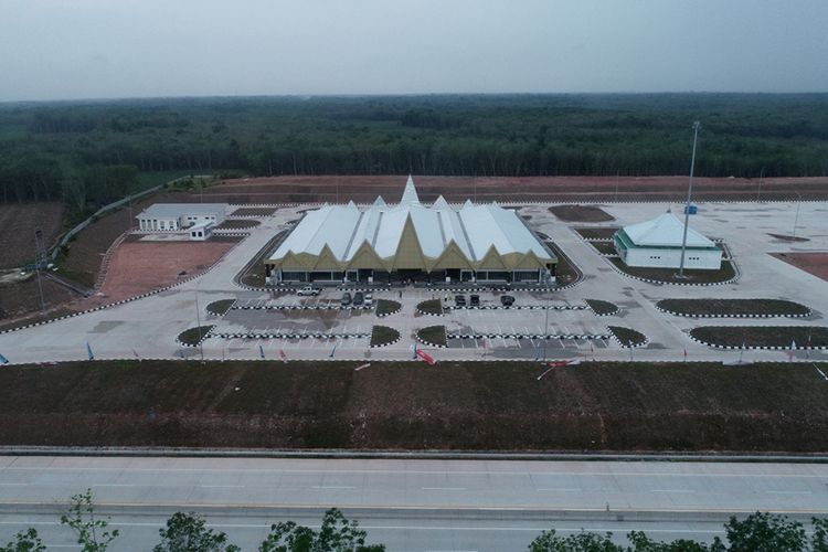 Foto udara rest area KM 215 B ruas Tol Terbanggi Besar-Pematang Panggang, dalam ekspedisi Merapah Trans Sumatera 2019, Rabu (28/8/2019). Ruas Jalan Tol Trans Sumatera tersebut merupakan tol terpanjang dengan total panjang 189 kilometer, pada Jumat (15/11/2019) ini resmi beroperasi.