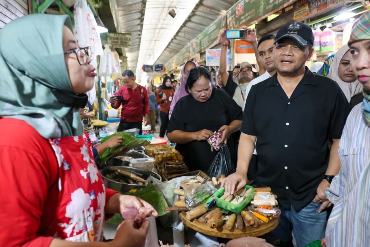 Gubernur Jateng Ahmad Luthfi melakukan sidak di Pasar Bunder, Kabupaten Sragen, Jateng, Rabu (18/3/2026).
