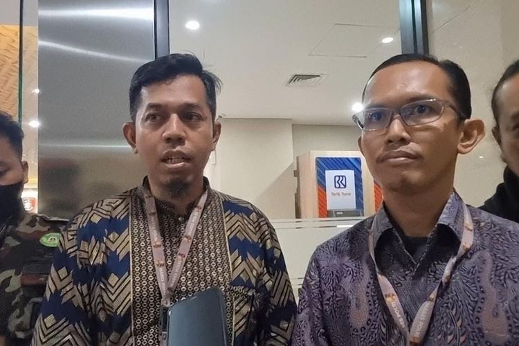 Saksi dari Pemuda Muhammadiyah, Yusuf Maulana (batik cokelat) dan Ketua Bidang Hukum dan Advokasi Pemuda Muhammadiyah Nasrullah (batik ungu) di Lobi Bareskrim, Mabes Polri, Jakarta, Kamis (27/4/2023).