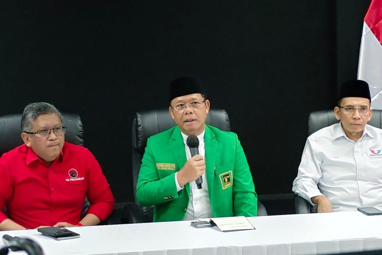 Pelaksana Tugas (Plt) Ketua Umum PPP Mardiono (tengah) dalam konferensi pers usai rapat konsolidasi partai pengusung Ganjar, Rabu (13/9/2023).