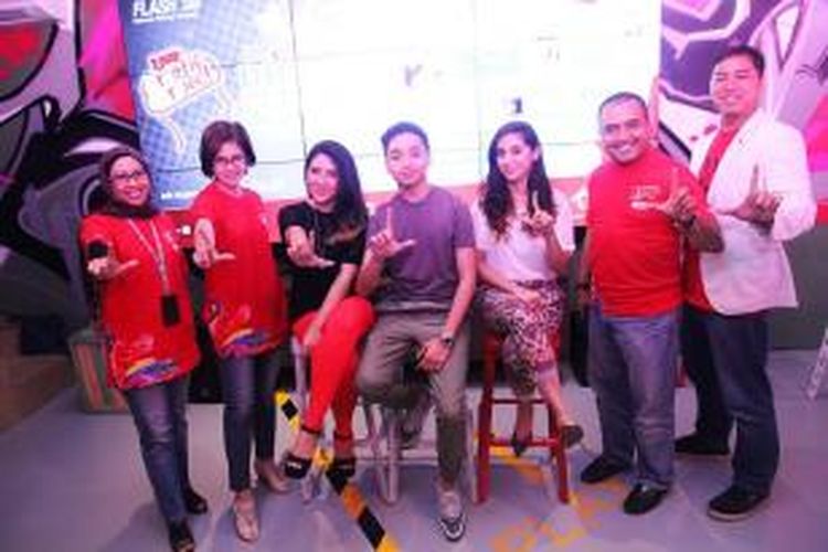 Kiri ke Kanan: Vice President Prepaid and Broadband Marketing Telkomsel, Ririn Widaryani; Vice President Corporate Communications Telkomsel, Adita Irawati; Grup Band The Nelwans; Vice President Sales and Marketing Area Jabotabek Jabar Telkomsel, Erwin Tanjung; Pandji Pragiwaksono, saat press conference LOOP KePo Digital Festival 2014, di LOOP Station Mahakam, Kamis (11/12). 