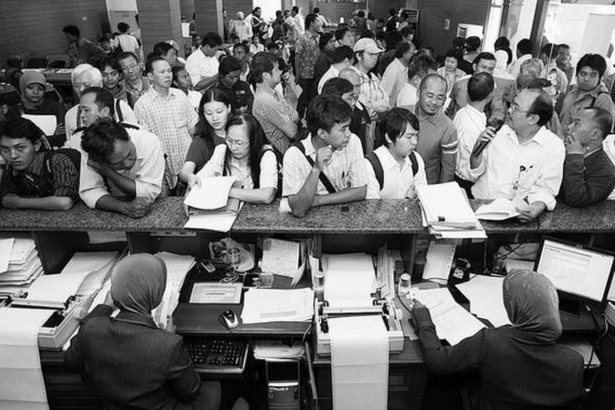 Warga memadati Kantor Pelayanan Pajak Pulogadung, Jakarta, Rabu (30/12). Kebijakan Sunset Policy yang semula ditetapkan berakhir 31 Desember 2008 diperpanjang hingga 28 Februari 2009 karena membeludaknya pemohon yang akan mengurus nomor pokok wajib pajak.  