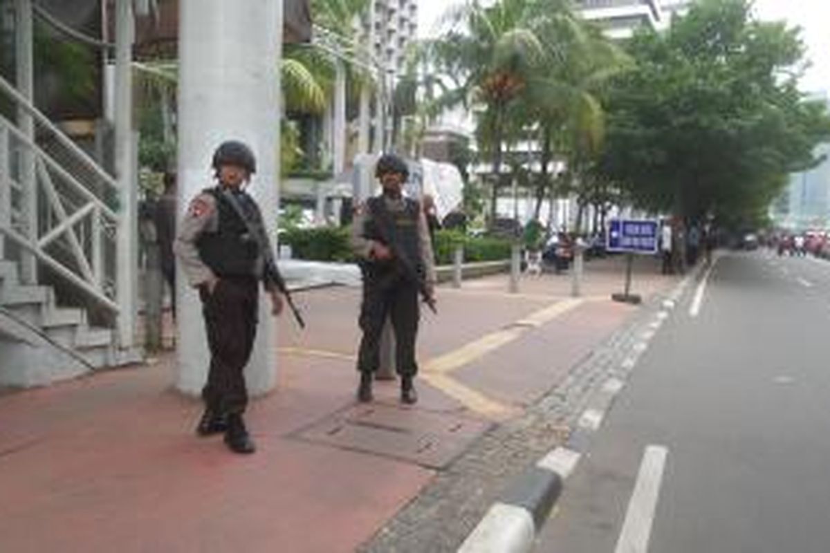 Dua polisi bersenjata laras panjang tampak berjaga-jaga di depan Hotel Sari Pan Pacific, tak lama setelah terjadinya ledakan di kawasan Sarinah, Jakarta Pusat, Kamis (14/1/2016)