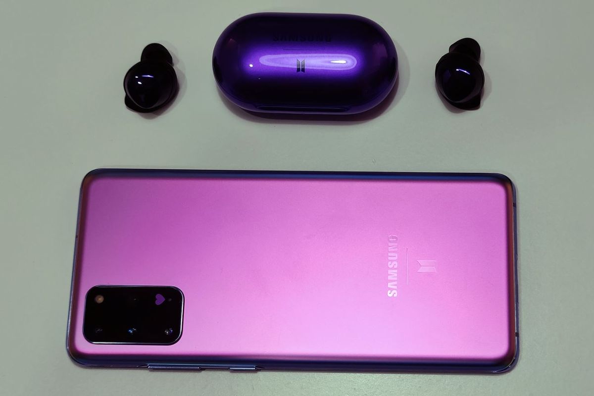 Galaxy S20 Plus BTS Edition (bawah) dan Galaxy Buds Plus BTS Edition (atas).