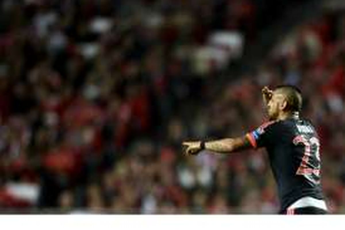 Gelandang Bayern Muenchen, Arturo Vidal, melakukan selebrasi setelah mencetak gol ke gawang Benfica pada leg kedua perempat final Liga Champions di Luz stadium, Lisbon, Rabu (13/4/2016).