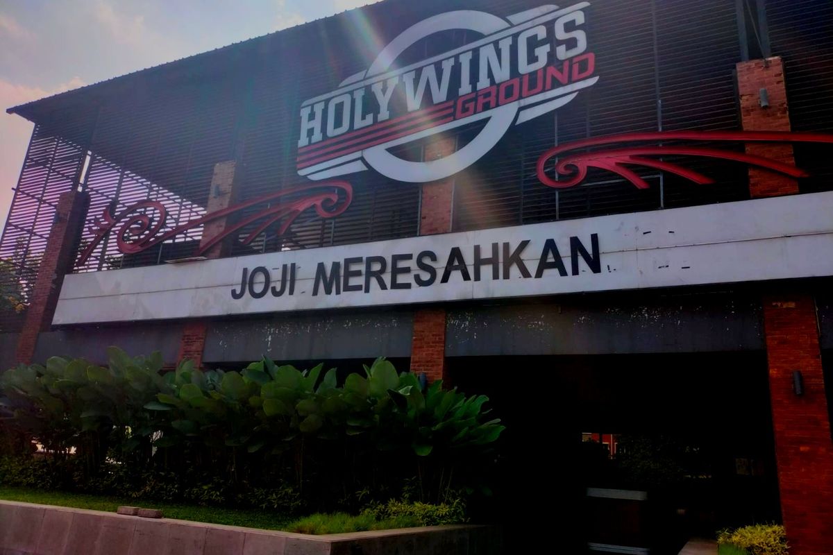 Satuan Polisi Pamong Praja (Satpol PP) DKI Jakarta resmi menyegel outlet Holywings Grounds yang berada di Jalan Tanjung Duren Barat III, Tanjung Duren Utara, Grogol Petamburan, Jakarta Barat, pada Selasa (28/6/2022).