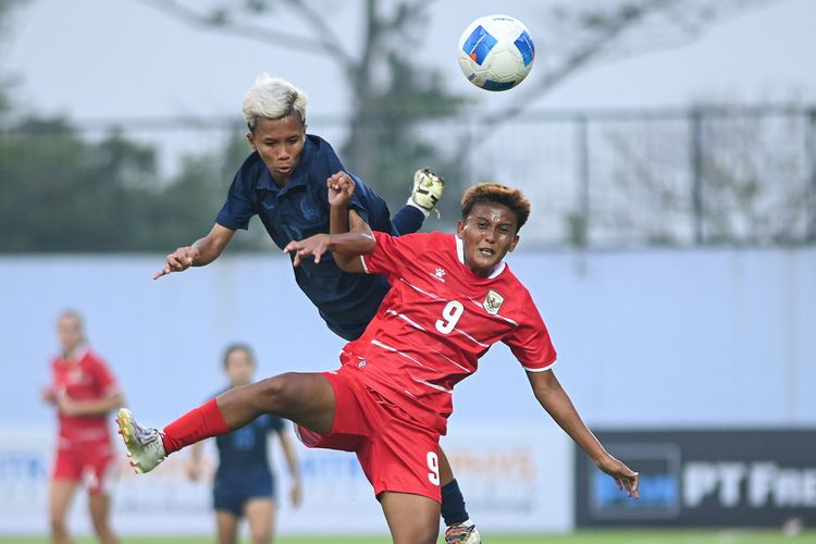 Penyerang Timnas Putri Indonesia Aulia Al Mabruroh duel udara dengan bek Kamboja Vibol Serysitha pada FIFA Women?s Match Day, Selasa (9/6/2026) di Stadion Arcamanik, Bandung. 