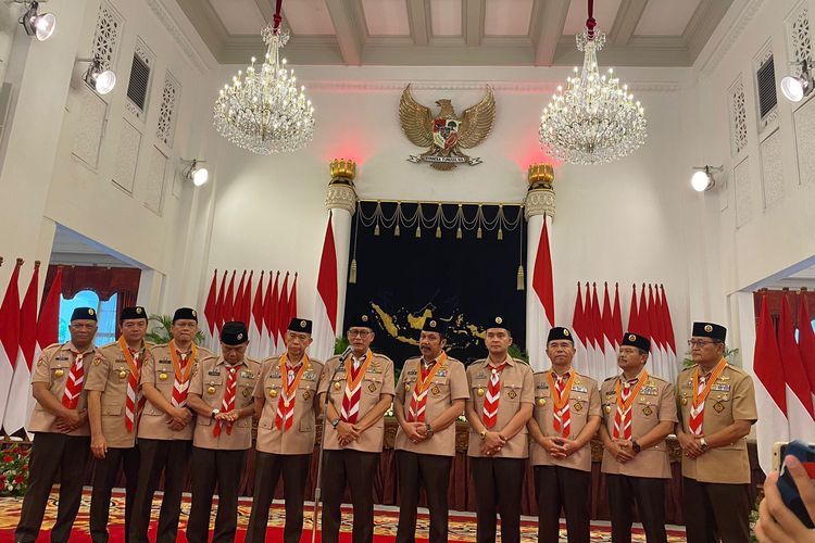 Ketua Kwartir Nasional Gerakan Pramuka Masa Bakti Tahun 2023-2028 Budi Waseso (di depan mic) dan pengurus usai dilantik Presiden Joko Widodo di Istana Negara, Jakarta Pusat, Jumat (5/4/2024). 