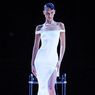 Fabrican, Teknologi Gaun 'Cat Semprot' Bella Hadid di Paris Fashion Week
