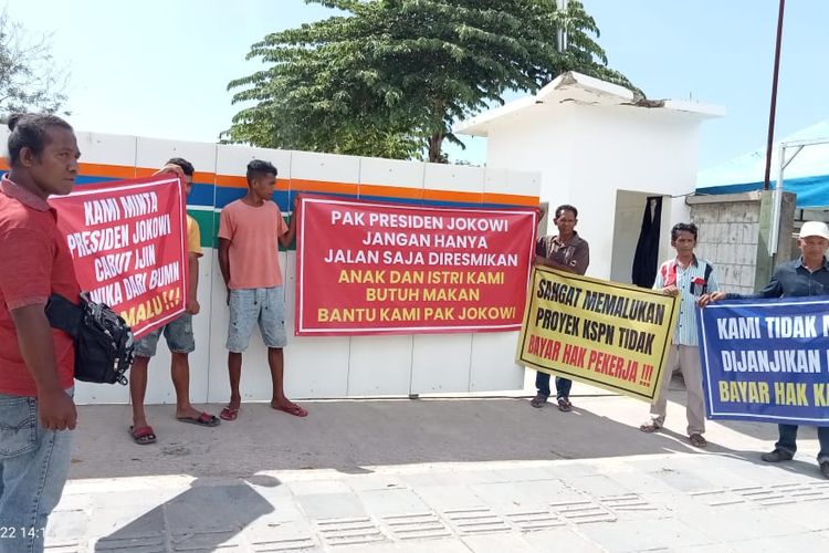 Foto : Para sopir truk pengangkut material proyek  pembangunan jalan Labuan Bajo-Golo Mori melakukan aksi untuk memperhatikan hak mereka, di Kantor PT Wika Labuan Bajo, Kabupaten Manggarai Barat, NTT, pada Kamis  (23/3/2023).