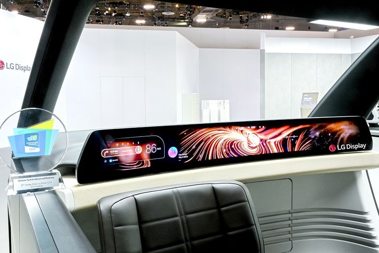 Di ajang CES 2024, LG Display memamerkan layar head unit terbesar di dunia.