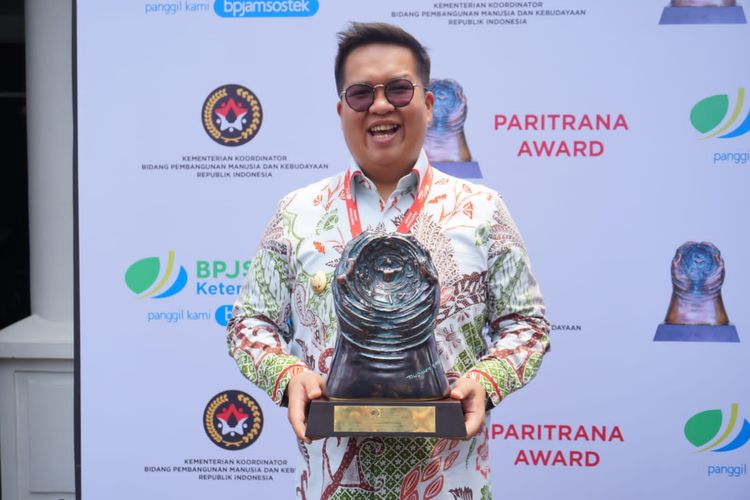 Wakil Bupati Kutai Kartanegara (Kukar) Rendi Solihin usai menerima penghargaan Paritrana Award 2023 di Istana Wakil Presiden RI, Jakarta, Jumat (20/10/2023).

