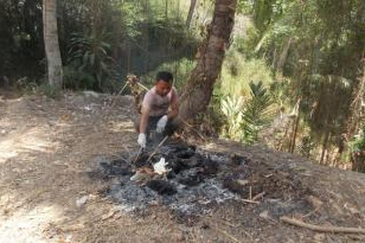 Ilustrasi: Saefudin Zuhri membakar bangkai unggas yang ditemukan mati mendadak diduga akibat terjangkit flu burung, di Dusun Jebebngsari, Desa Margoyoso, Kecamatan Salaman, Kabupaten Magelang.