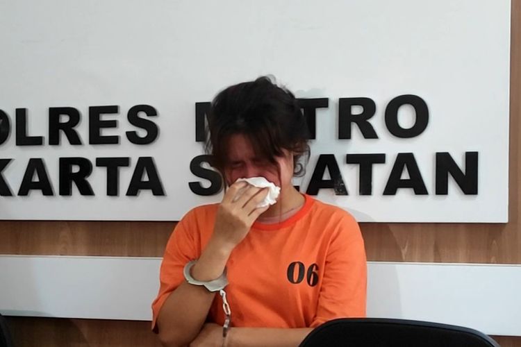 Asisten rumah tangga (ART) bernama Yunita Sari (31) yang bobol ATM milik majikan saat dihadirkan dalam jumpa pers di Mapolres Metro Jakarta Selatan, Senin (4/3/2024).