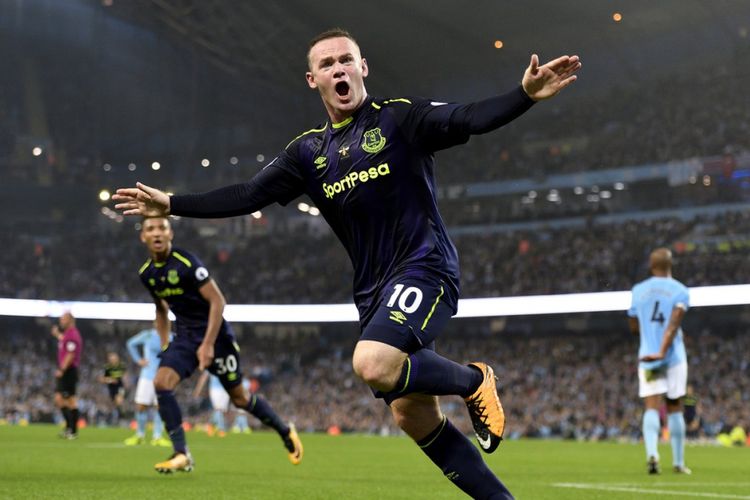 Wayne Rooney merayakan gol Everton ke gawang Manchester City di Stadion Etihad, Senin (21/8/2017).