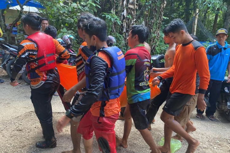 Tim SAR gabungan membawa jasad bocah 11 tahun yang ditemukan tenggelam di Sungai Jangkung, Tanjung, Tabalong, Kalsel, Selasa (31/5/2022). 