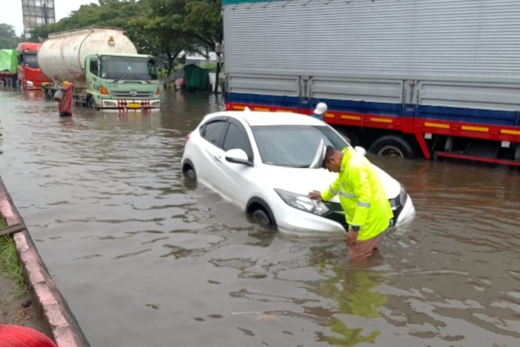 Kendaraan pribadi mogok terjebak banjir di Jalan Pantura Semarang-Demak, Jawa Tengah, Selasa (28/10/2025) pukul 10.00 WIB.