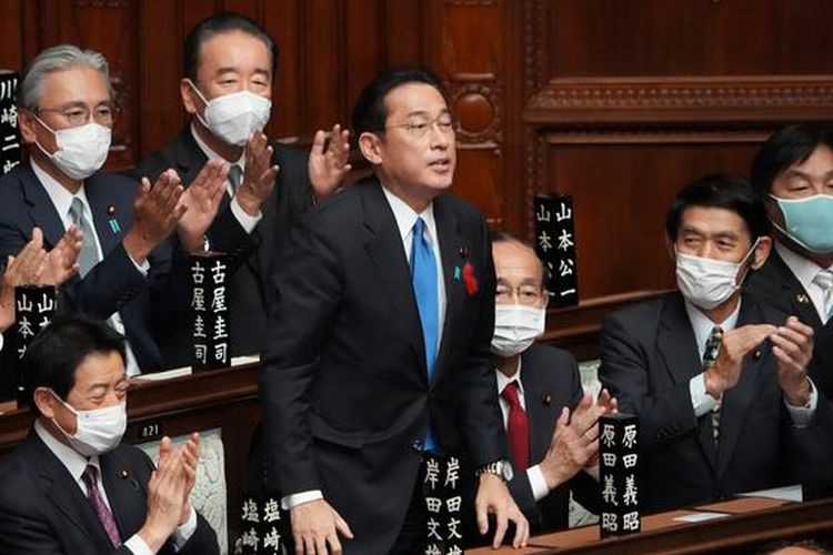 Fumio Kishida (tengah), usai memenangkan pemilihan di parlemen, Senin (4/10/2021).