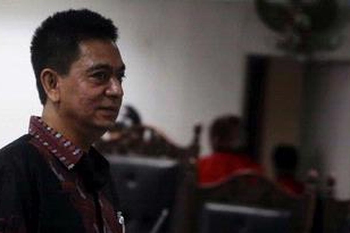 Ketua Dewan Perwakilan Rakyat Daerah (DPRD) Jawa Tengah, Murdoko, menjalani sidang perdana di Pengadilan Negeri Tindak Pidana Korupsi (Tipikor), Jakarta, Senin (6/8/2012). Sidang mengagendakan pembacaan surat dakwaan atas perkara Murdoko yang disusun tim jaksa Komisi Pemberantasan Korupsi. Murdoko menjadi tersangka karena diduga melakukan tindak pidana korupsi dalam kasus penyalahgunaan dana Anggaran Pendapatan Belanja Daerah (APBD) Kabupaten Kendal, Jawa Tengah 2003-2004.   