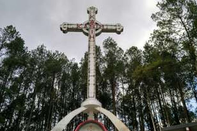 Salib Kasih di puncak Bukit Siatas Barita, Tarutung, Tapanuli Utara, Sumatera Utara.