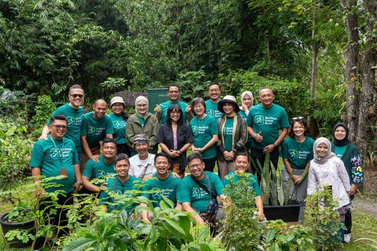 SMBC Indonesia menggandeng  Yayasan Tanah Air Semesta menanam 1.971 pohon di Desa Lembang, Kecamatan Leles, Kabupaten Garut.