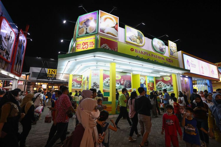 Berbagai gerai jajanan di arena Jakarta Fair Kemayoran 2022 di Jakarta International Expo Kemayoran, Jakarta, Rabu (29/6/2022). Promo harga dan gerai yang menyediakan makanan siap saji menjadi daya tarik pengunjung.