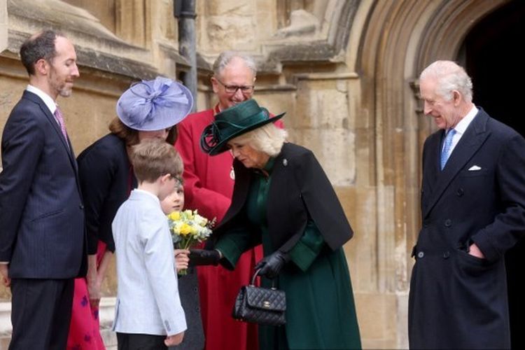 Raja Inggris Charles III (kanan) dan Ratu Inggris Camilla menyapa para simpatisan saat mereka meninggalkan Kapel Santo George di Kastil Windsor, setelah menghadiri Kebaktian Paskah, pada 31 Maret 2024. 
