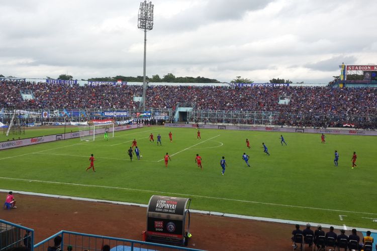 Skuad Arema FC saat meladeni timnas U-22 dalam laga uji coba di Stadion Kanjuruhan, Kabupaten Malang, Minggu (10/2/2019).