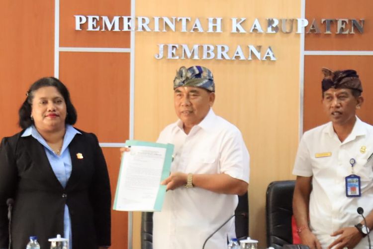 Kepala Kejaksaan Negeri (Kajari) Jembrana Salomina Meyke Saliama dan Bupati Jembrana I Nengah Tamba dalam pemaparan hukum di Kantor Bupati Jembrana, Kamis (15/6/2023).
