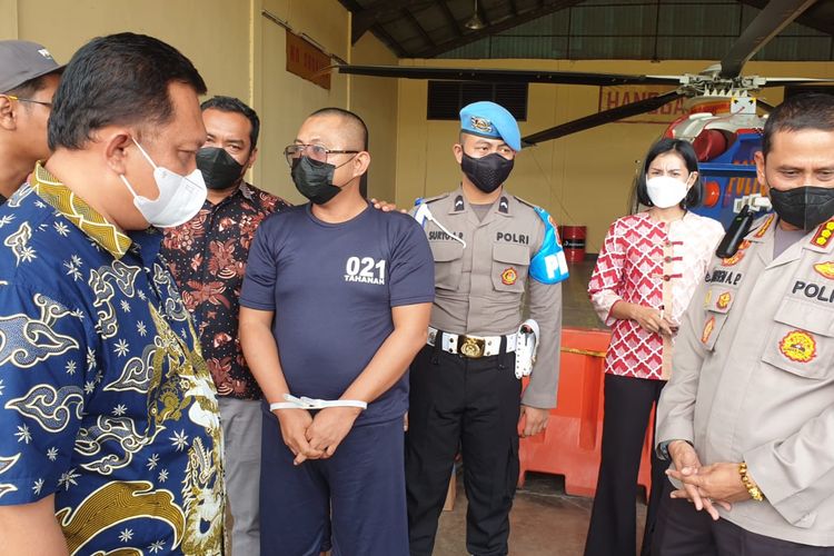 Sebanyak 21 warga asal Nusa Tenggara Barat (NTB) dan Nusa Tenggara Timur (NTT) yang akan dipekerjakan ke Malaysia melalui perbatasan Indonesia-Malaysia di Kalimantan Barat (Kalbar) digagalkan. Direktur Reserse Kriminal Umum Polda Kalbar Kombes Pol Aman Guntoro mengatakan dalam kasus tersebut, seorang pria berinisial AG telah ditangkap. 