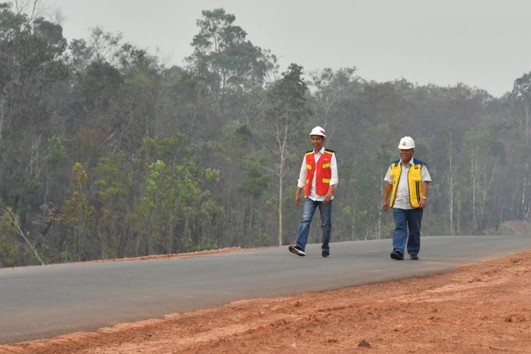 Presiden Joko Widodo dan Menteri PUPR Basuki Hadimuljono saat meninjau Jalan Trans Papua KM 84 ruas Jalan Merauke-Sota di Kabupaten Merauke, Jumat (16/11/2018).