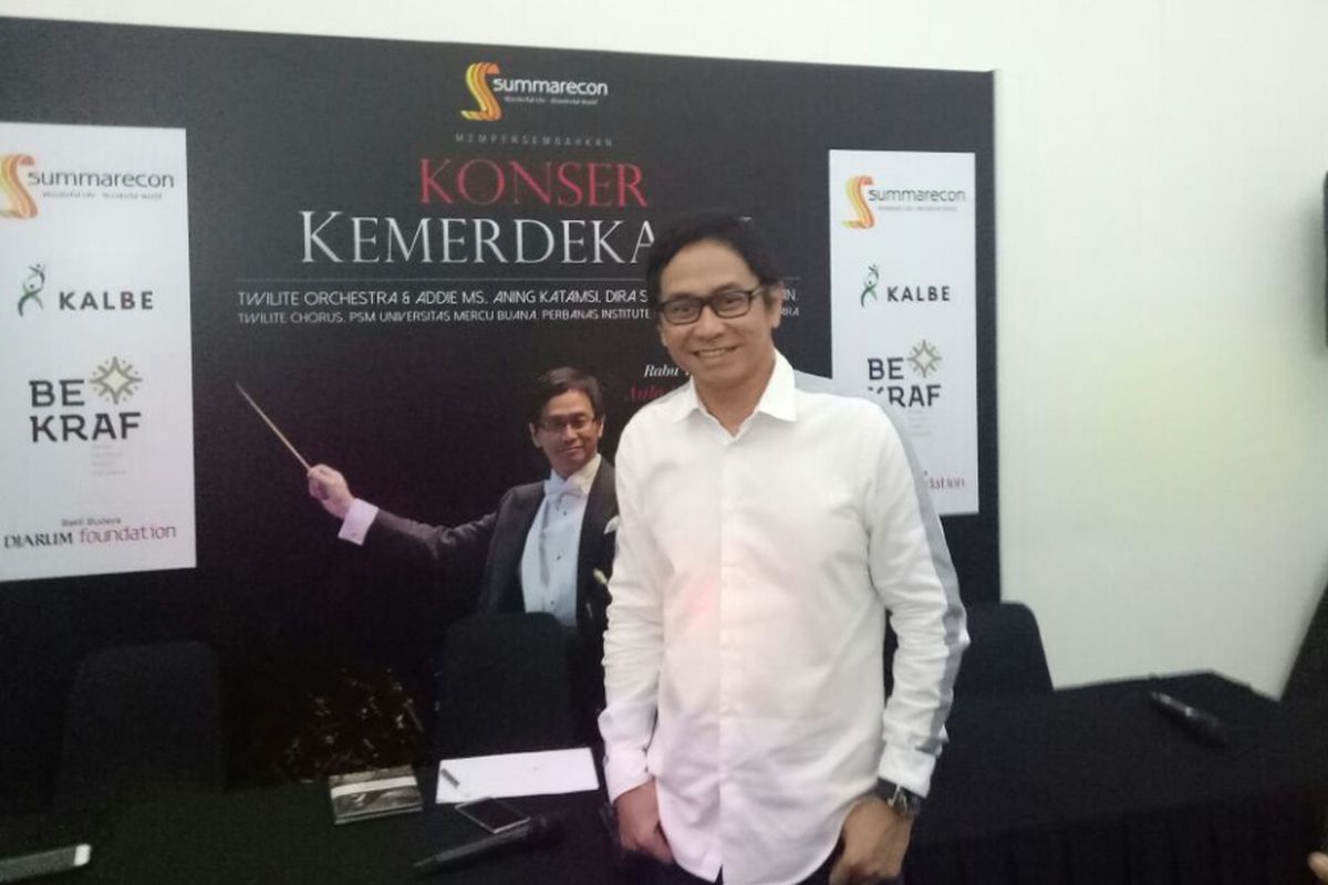 Addie MS ditemui sesudah berbicara dalam jumpa pers Konser Kemerdekaan 2017 di Pavilium Bekraf, Senayan City, Jakarta Selatan, Rabu (26/7/2017).