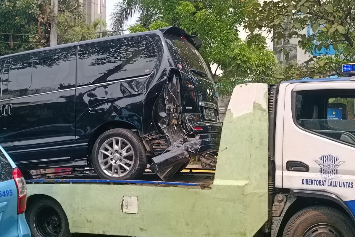 Mobil minibus yang ringsek karena terlibat kecelakaan beruntun di Jalan Raden Inten, Duren Sawit, Jakarta Timur, Selasa (24/10/2023) sore.