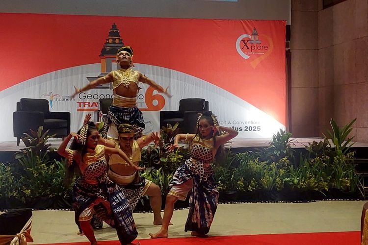 Para penari menghibur buyers dan sellers dalam ajang Gedongsongo Travelmart 6 di The Wujil Resort and Conventioni