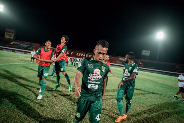 Winger Persebaya Surabaya, Irfan Jaya, bersama rekan-rekannya merayakan kemenangan Bajul Ijo atas Madura United di Stadion Gelora Bung Tomo, Surabaya, Kamis (25/10/2018). Dalam laga itu, Persebaya berhasil melumat Madura United dengan skor 4-0. 
